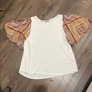 cha cha vente White Tee with Patterned Short Flutter Bell Sleeves Size Large